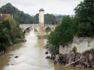 Orthez - Blick auf die alte Brücke und ihren befestigten Turm über dem Gebirgsbach Pau