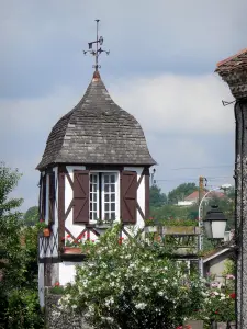 Orthez - Mit Blumen geschmückter Turm