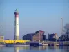 Ouistreham - Phare du port et maisons