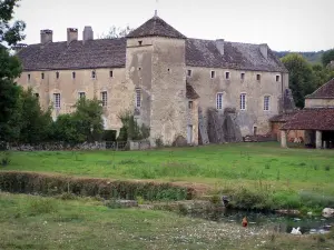 Ozenay - Schloß, Wiese und Fluss