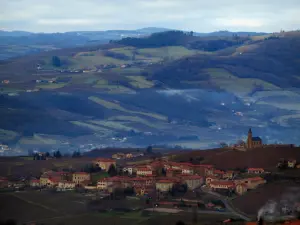 Paesaggi - Case in un villaggio della Terra di Golden Stone (Beaujolais) e le colline