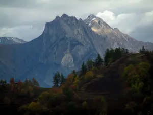 Paesaggi alpini della Savoia - Alberi di autunno e di montagna (Route des Grandes Alpes)
