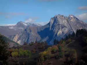 Paesaggi alpini della Savoia - Alberi con colori autunnali e le montagne