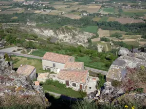 Paesaggi dell'Ardèche - Vista sui tetti del villaggio di Mirabel e Coiron plateau