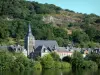 Paesaggi delle Ardenne - Parc Naturel Régional des Ardennes - Meuse Valley: campanile della chiesa e facciate Vireux-Molhain, Mosa e alberi lungo l'acqua