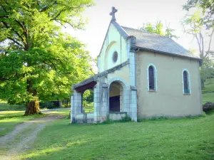 Paesaggi del Béarn - Cappella Houndas, nel comune di Bilhères, presso l'altopiano all'ingresso Bénou