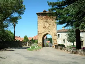 Paesaggi delle Landes - Villaggio di torre di Saint-Loubouer con Maubourguet ed ex barone albergo Nogues che oggi ospita la città di Saint-Loubouer