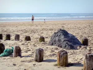 Paesaggi delle Landes - Costa d'Argento: mucchi di sabbia in primo piano si affaccia sulla spiaggia di Mimizan Beach e l'Oceano Atlantico