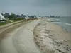 Paesaggi del litorale della Bretagna - Sentiero lungo la spiaggia di sabbia coperta di alghe, le case e il mare (Oceano Atlantico)