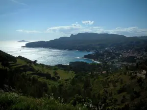 Paesaggi del litorale della Provence - Costa vegetazione con case, Mar Mediterraneo