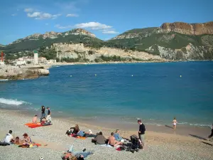 Paesaggi del litorale della Provence - Beach con i turisti, Mar Mediterraneo e le montagne costiere in background