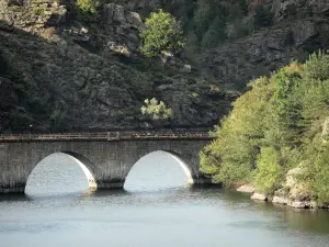 Paesaggi della Lozère - Cévennes National Park: Chassezac viadotto che attraversa la ritenzione idrica del Rachas, la città di Prevencheres