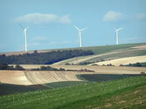 Paesaggi della Marne - Tre turbine eoliche che si affacciano settori della cultura