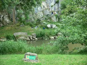 Paesaggi della Mayenne - Saulges Canyon: alpinisti ai piedi di una rupe, fiume e verde Erve