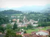 Paesaggi del Paese basco - Vista sopra i tetti e campanile della chiesa Uhart-Cize e le colline da Saint-Jean-Pied-de-Port