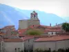 Paesaggi dei Pirenei Orientali - Vista della torre campanaria della chiesa di Saint-Sauveur e tetti delle case nel villaggio di Arboussols