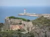 Paesaggi dei Pirenei Orientali - Costa Vermilion: resti del fortino di Mailly in primo piano con una vista del molo faro di Port-Vendres e il Mar Mediterraneo