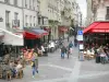 Paesaggi urbani - Passeggiando per la rue Montorgueil punteggiata di caffè all'aperto, ristoranti e negozi