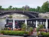 Paesaggi urbani - Terrazzo del ristorante in riva al mare con vista sulla passerella Léopold Sédar Senghor-(o Solferino Bridge) che attraversa la Senna