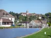 Paesaggi della Yonne - Campanile della chiesa di Rogny-les-Sept-Écluses e case del villaggio lungo il canale Briare