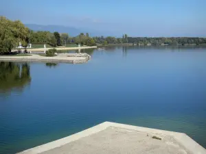 Paisajes de Ain - Lago de Divonne-les-Bains y su ribera arbolada