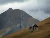 Paisajes alpinos de Saboya - Ovejas (casa) de piedra, pastizales, montes estériles y cielo nublado (Ruta de los Grandes Alpes)