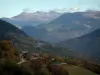 Paisajes alpinos de Saboya - Los árboles en los colores del otoño, las aldeas de las montañas y montañas boscosas