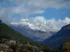 Paisajes alpinos de Saboya - Bosques, montañas con nieve y las nubes en el cielo