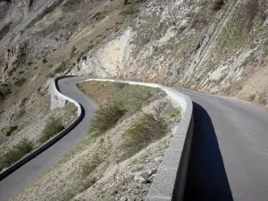 Paisajes de Altos Alpes - Estrecha carretera de montaña que conduce a la orientación Col du Noyer