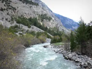 Paisajes de Altos Alpes - Clarée Valle Clarée río rodeado de árboles y montañas