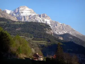 Paisajes de Altos Alpes - Dévoluy macizo: casas, árboles y montañas