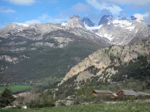 Paisajes de Altos Alpes - Casas, árboles y montañas