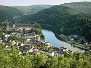 Paisajes de Ardenas - Parc Naturel Régional des Ardennes - Meuse Valley: vista sobre los tejados de la ciudad de Monthermé Meuse el río y el bosque de las Ardenas de Roche septiembre Heures