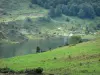 Paisajes de Ariège - Lers estanque y sus bancos en el Parque Natural Regional de los Pirineos de Ariège, en Couserans, la ciudad de Puerto