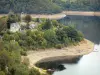 Paisajes de Aveyron - Laussac península (en las Thérondels comunes) Sarrans lago y las orillas arboladas y en el Carladez