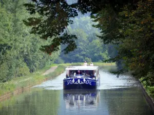 Paisajes de la Côte-d'Or - Barcaza navegando por el Canal de Borgoña, en un entorno verde