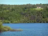 Paisajes del Delfinado - Paladru Lake (lago natural de origen glaciar) y su ribera arbolada