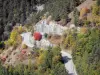 Paisajes del Delfinado - Oisans - Route de l'Alpe d'Huez por carretera de guiñada (giro), bordeada de árboles, con los colores del otoño