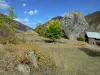 Paisajes del Delfinado - Oisans - Route du Col de Sarenne: rock de la aldea de Le Perron y sus rocas, árboles y montañas