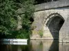 Paisajes de Deux-Sèvres - Thouet Valle - Ciudad de Airvault Vernay el puente medieval sobre el río Thouet