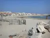 Paisajes de Languedoc - Playa de arena entre los turistas, rocas, mar Mediterráneo, y los edificios y casas en la ciudad costera de Carnon-Plage