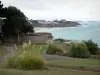 Paisajes del litoral de Bretaña - Costa Esmeralda: jardín, en Cala Bona, con vistas al mar y la costa