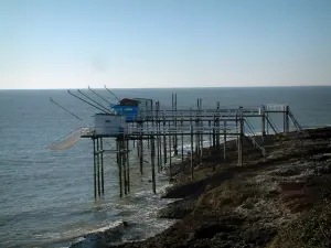 Paisajes del litoral de Charente Maritimo - Costa, pontones, casetas de pesca sobre zancos, solla (red de pesca) suspendió y el mar (Océano Atlántico)