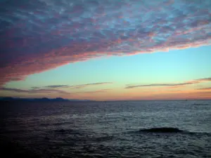 Paisajes del litoral de la Costa Azul - Cielo azul con nubes de color rosa al amanecer, y el mar Mediterráneo frente a la costa