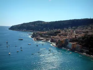 Paisajes del litoral de la Costa Azul - Vista al mar, los barcos, de Villefranche-sur-Mer y el Mont Boron-