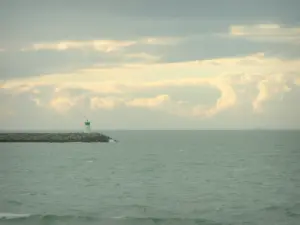 Paisajes del litoral de Loira Atlántico - El mar (Océano Atlántico), el faro y el cielo nublado