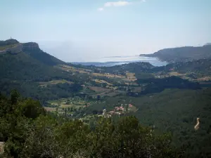 Paisajes del litoral de Provenza - Hills, con bosques y casas, con vistas a la costa y el mar Mediterráneo