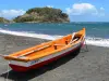 Paisajes de Martinica - Barco de pesca en la playa de Santa María con vistas al islote de Santa María y el Océano Atlántico