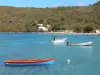 Paisajes de Martinica - Vista del embarcadero del pueblo de pescadores de Anse d'Arlet y mar turquesa salpicada de barcos