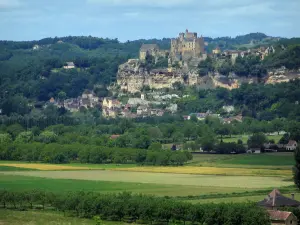 Paisajes de Perigord - Aldea de Beynac-et-Cazenac, con su castillo encaramado en un acantilado y casas, árboles y campos, en el valle del Dordoña